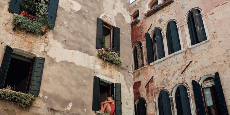 Propriétaires d’immeubles anciens : pas d’obligation de mise aux normes actuelles