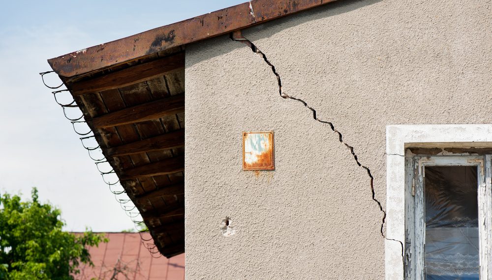 Quand les murs se rebiffent : guide des fissures dans votre maison