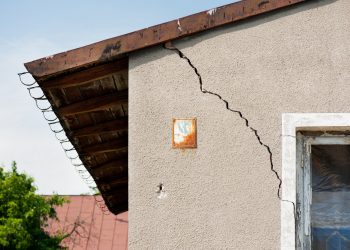 Quand les murs se rebiffent : guide des fissures dans votre maison
