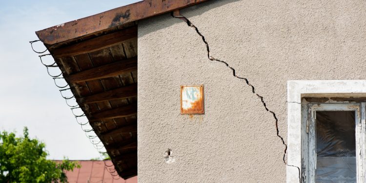 Quand les murs se rebiffent : guide des fissures dans votre maison