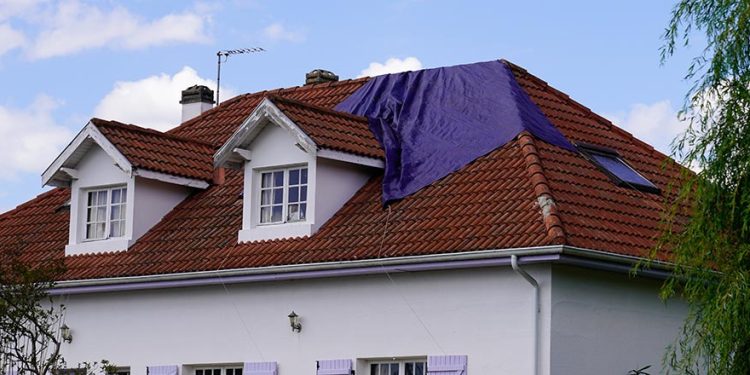Quand la toiture fait des siennes : l’assurance habitation à la rescousse !