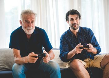 Quand jeunes et seniors partagent leur toit : la magie de la colocation intergénérationnelle