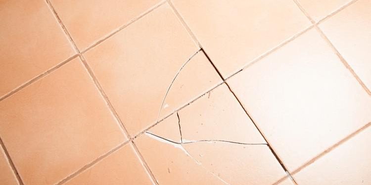 Quand votre carrelage se fissure : votre assurance habitation peut-elle voler à votre secours ?