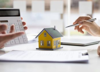 Taxe d&rsquo;habitation après un décès : qui doit payer quand la maison est vide ?