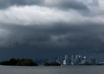 découvrez comment le changement climatique affecte la floride, entraînant des coûts d'assurance toujours plus élevés. analyse des risques, des mesures préventives et des impacts économiques sur les habitants et les entreprises.