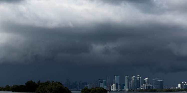 découvrez comment le changement climatique affecte la floride, entraînant des coûts d'assurance toujours plus élevés. analyse des risques, des mesures préventives et des impacts économiques sur les habitants et les entreprises.