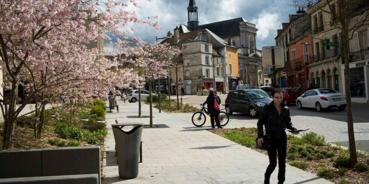 découvrez les villes abordables en france où acheter une maison sans dépasser votre budget. guide des meilleures options pour un investissement malin.