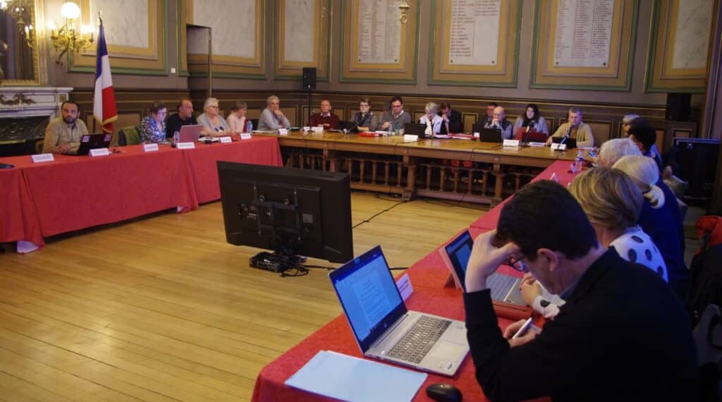 la municipalité décide de maintenir les impôts malgré une forte opposition des citoyens, suscitant débats et controverses au sein de la communauté.