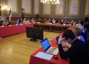 la municipalité décide de maintenir les impôts malgré une forte opposition des citoyens, suscitant débats et controverses au sein de la communauté.