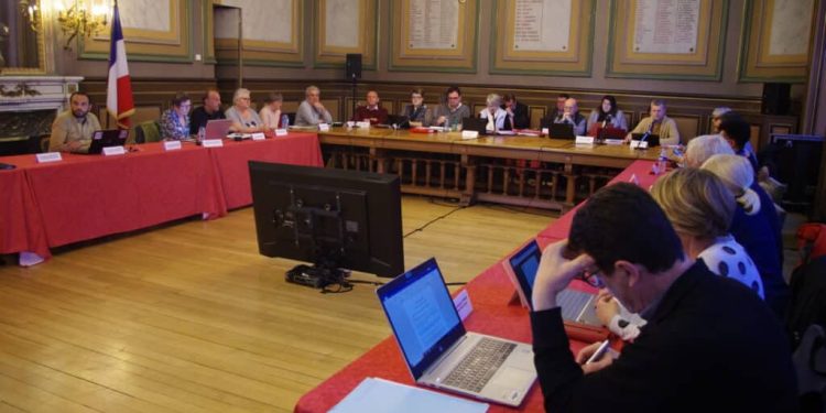 la municipalité décide de maintenir les impôts malgré une forte opposition des citoyens, suscitant débats et controverses au sein de la communauté.