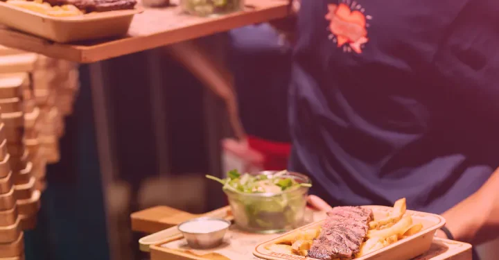 découvrez les revenus moyens d'une aide-soignante, les facteurs influençant son salaire et les opportunités d'évolution dans le secteur de la santé.