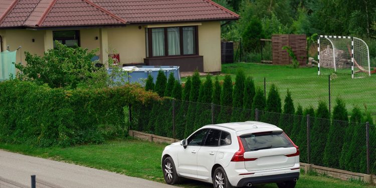 Acheter une maison à la campagne avec les frais de voiture ou investir en ville plus cher : quel choix privilégier ?