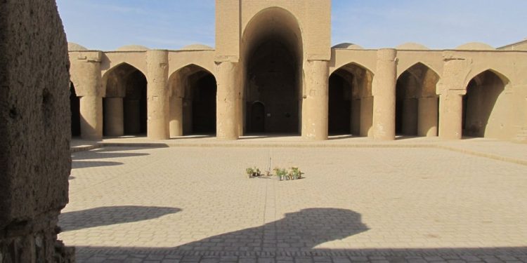 analyse approfondie de l'économie iranienne confrontée à de fortes pressions politiques et économiques.